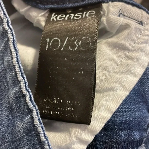 Kensie Jeans slightly fashionably distressed front. Cute fringe hems. SZ 10/30. - Picture 5 of 6